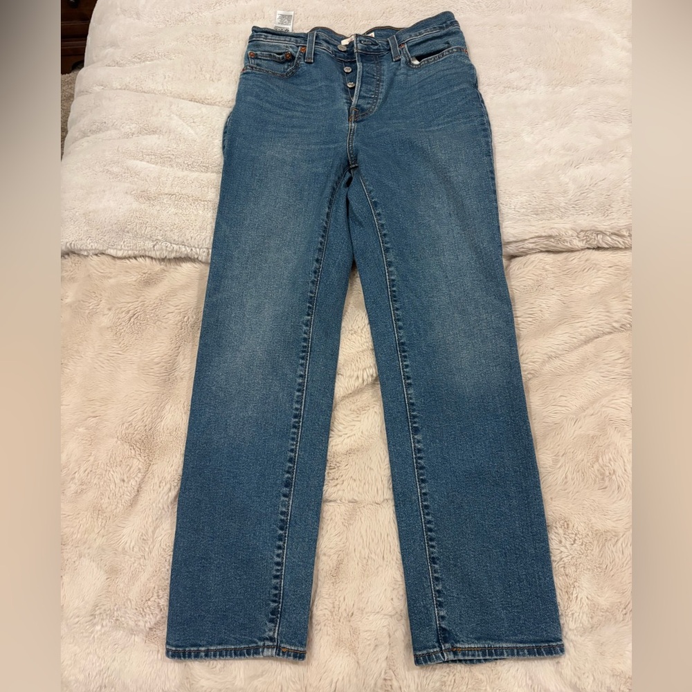 Levi's Straight Leg Women's Jeans in Medium Blue